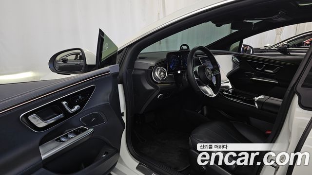 Mercedes-Benz EQE 2023 — photo 13