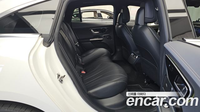 Mercedes-Benz EQE 2023 — photo 18