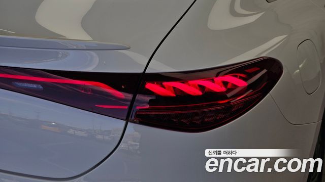Mercedes-Benz EQE 2023 — photo 9
