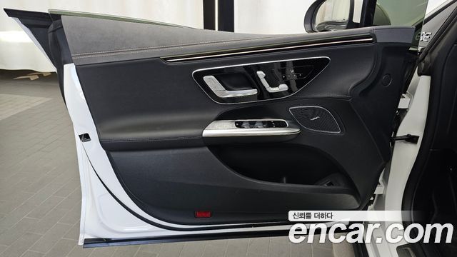 Mercedes-Benz EQE 2023 — photo 14