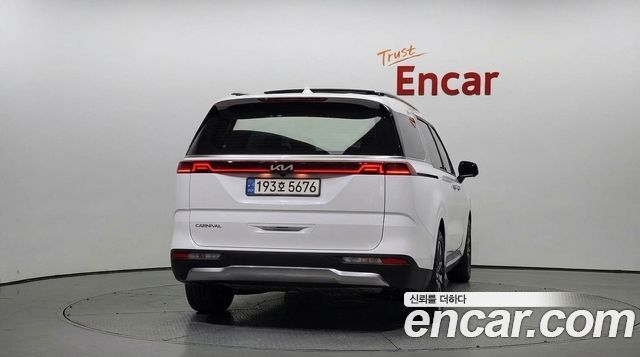 Kia Canival 2023 — photo 4