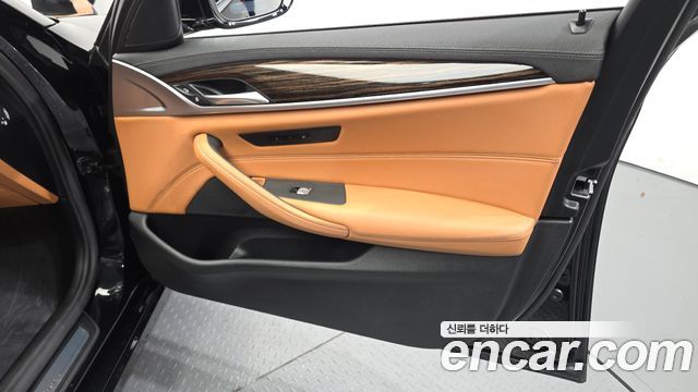 BMW 5-Series 2023 — photo 14