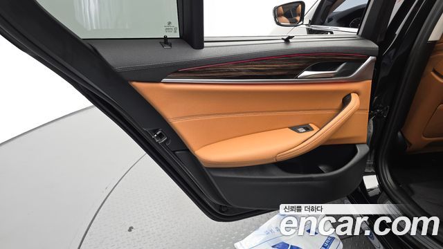 BMW 5-Series 2023 — photo 15