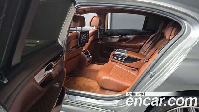 BMW 7-Series 2021 — photo 18
