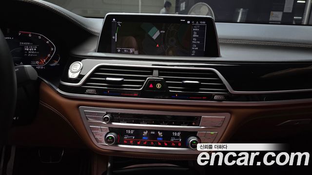 BMW 7-Series 2021 — photo 23