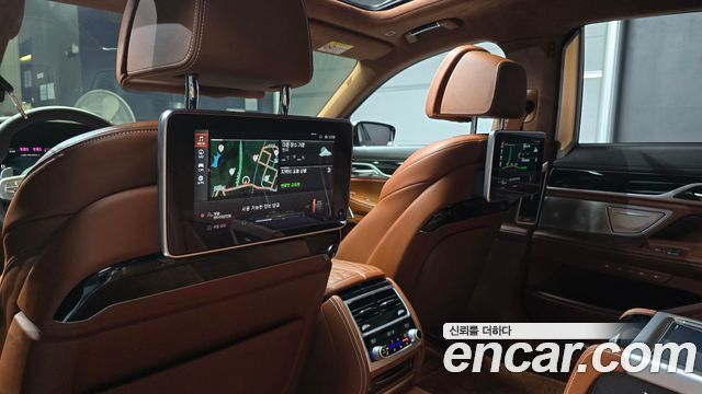 BMW 7-Series 2021 — photo 24
