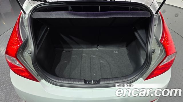 Hyundai Accent 2012 — photo 24