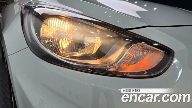 Hyundai Accent 2012 — photo 8