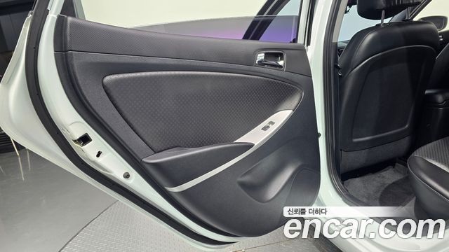 Hyundai Accent 2012 — photo 15