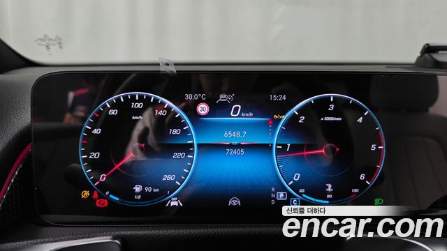 Mercedes-Benz GLB-Class 2023 — photo 11