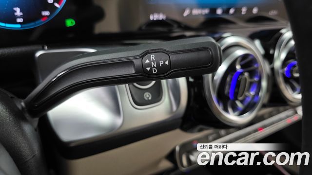 Mercedes-Benz GLB-Class 2023 — photo 12