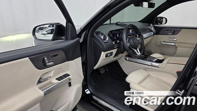 Mercedes-Benz GLB-Class 2023 — photo 13