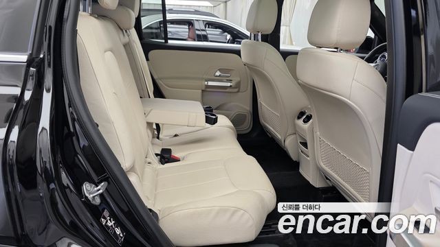Mercedes-Benz GLB-Class 2023 — photo 17