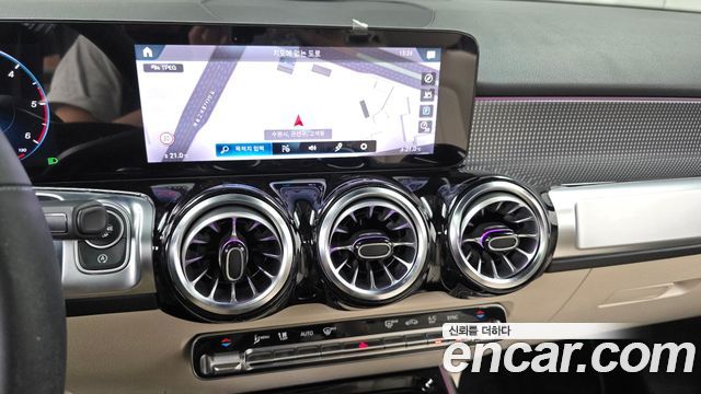 Mercedes-Benz GLB-Class 2023 — photo 19