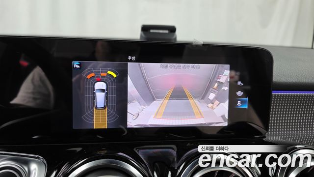 Mercedes-Benz GLB-Class 2023 — photo 20
