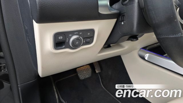 Mercedes-Benz GLB-Class 2023 — photo 23