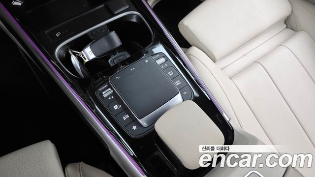 Mercedes-Benz GLB-Class 2023 — photo 24