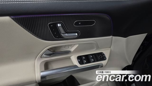 Mercedes-Benz GLB-Class 2023 — photo 25