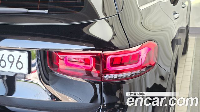 Mercedes-Benz GLB-Class 2023 — photo 9