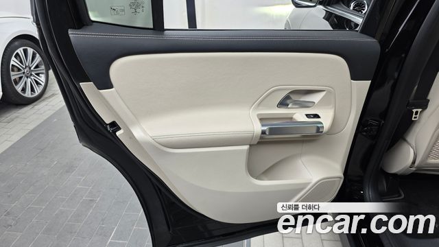 Mercedes-Benz GLB-Class 2023 — photo 15