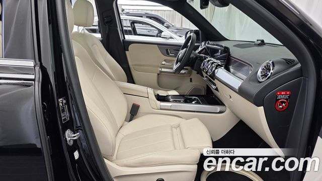 Mercedes-Benz GLB-Class 2023 — photo 16