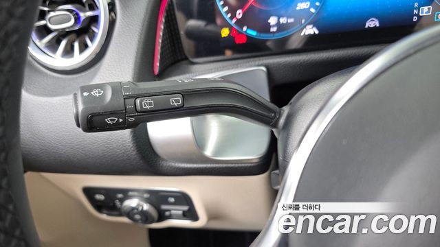Mercedes-Benz GLB-Class 2023 — photo 27