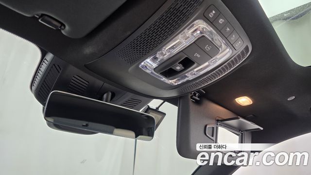 Mercedes-Benz GLB-Class 2023 — photo 28