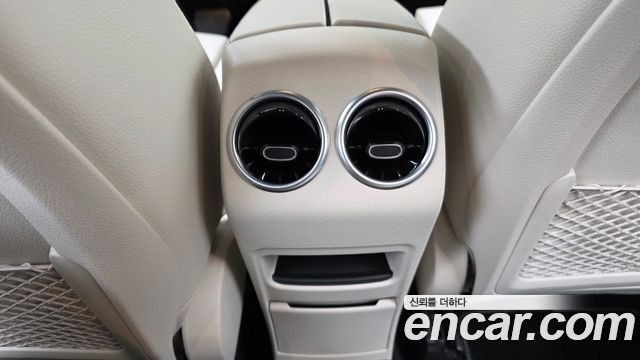 Mercedes-Benz GLB-Class 2023 — photo 30