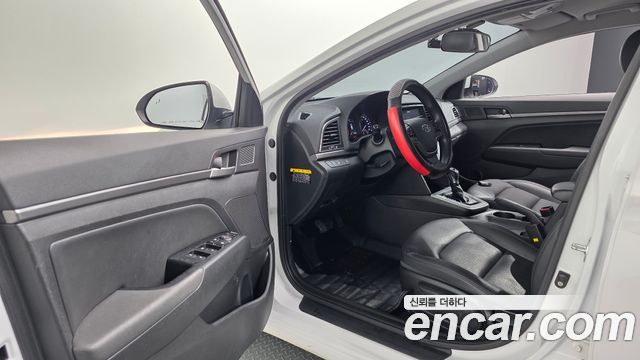 Hyundai AVANTE 2018 — photo 13
