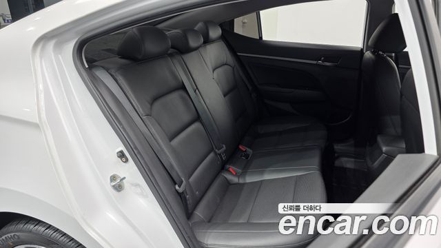 Hyundai AVANTE 2018 — photo 17