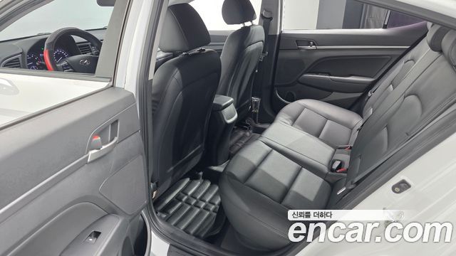 Hyundai AVANTE 2018 — photo 18