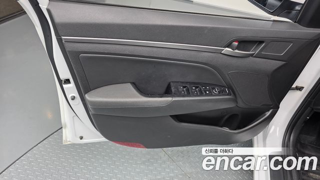 Hyundai AVANTE 2018 — photo 14