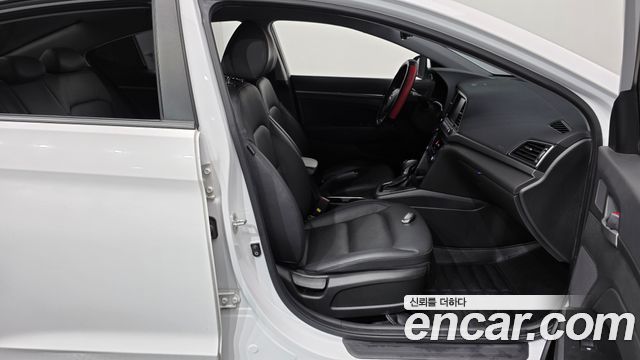 Hyundai AVANTE 2018 — photo 16