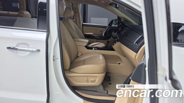 Kia Canival 2016 — photo 17