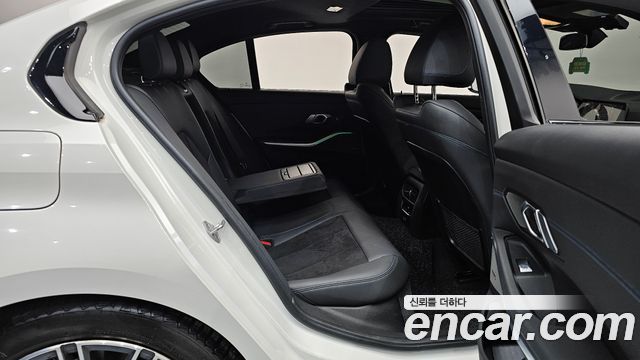 BMW 3-Series 2021 — photo 17