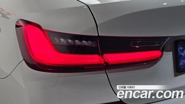 BMW 3-Series 2021 — photo 9