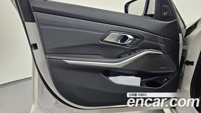 BMW 3-Series 2021 — photo 14