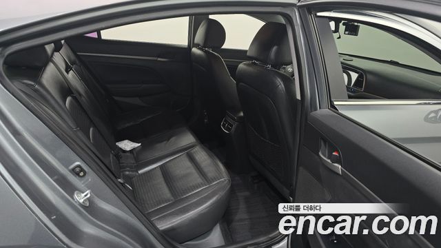 Hyundai AVANTE 2016 — photo 11
