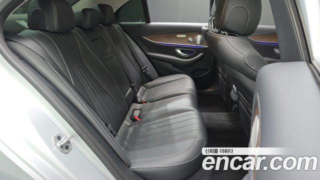 Mercedes-Benz E-Class 2019 — photo 17