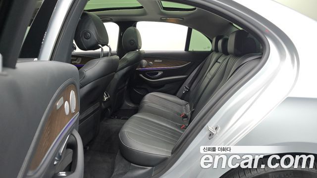 Mercedes-Benz E-Class 2019 — photo 18