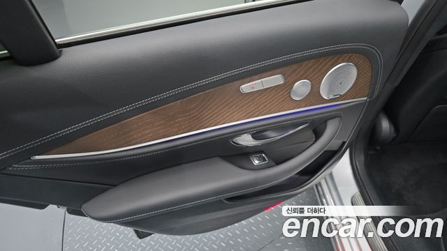 Mercedes-Benz E-Class 2019 — photo 15