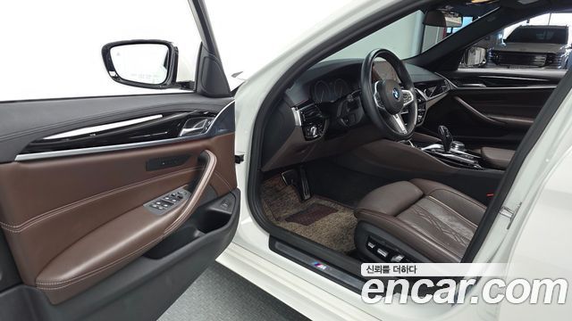 BMW 5-Series 2019 — photo 13