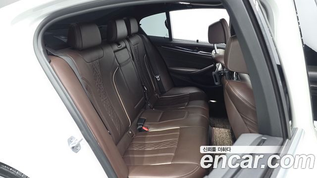 BMW 5-Series 2019 — photo 17