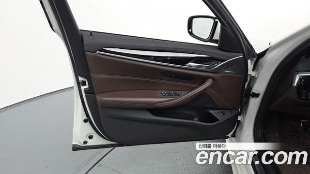 BMW 5-Series 2019 — photo 14
