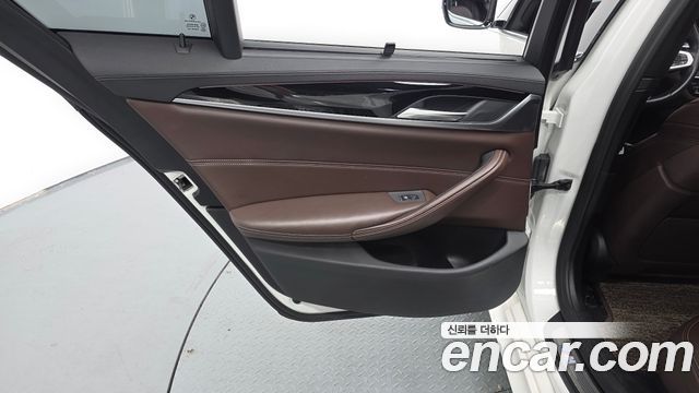 BMW 5-Series 2019 — photo 15
