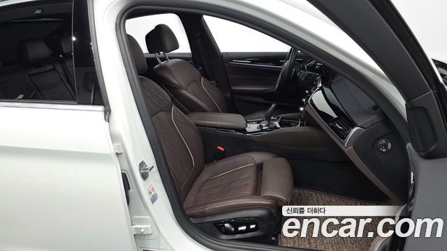 BMW 5-Series 2019 — photo 16