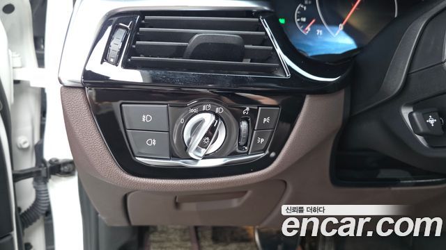 BMW 5-Series 2019 — photo 27