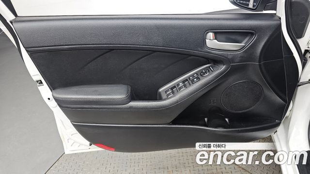 Kia K3 2014 — photo 14