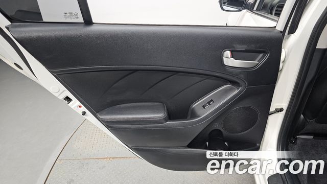Kia K3 2014 — photo 15