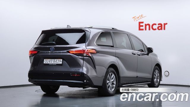 Toyota Sienna 2023 — photo 2